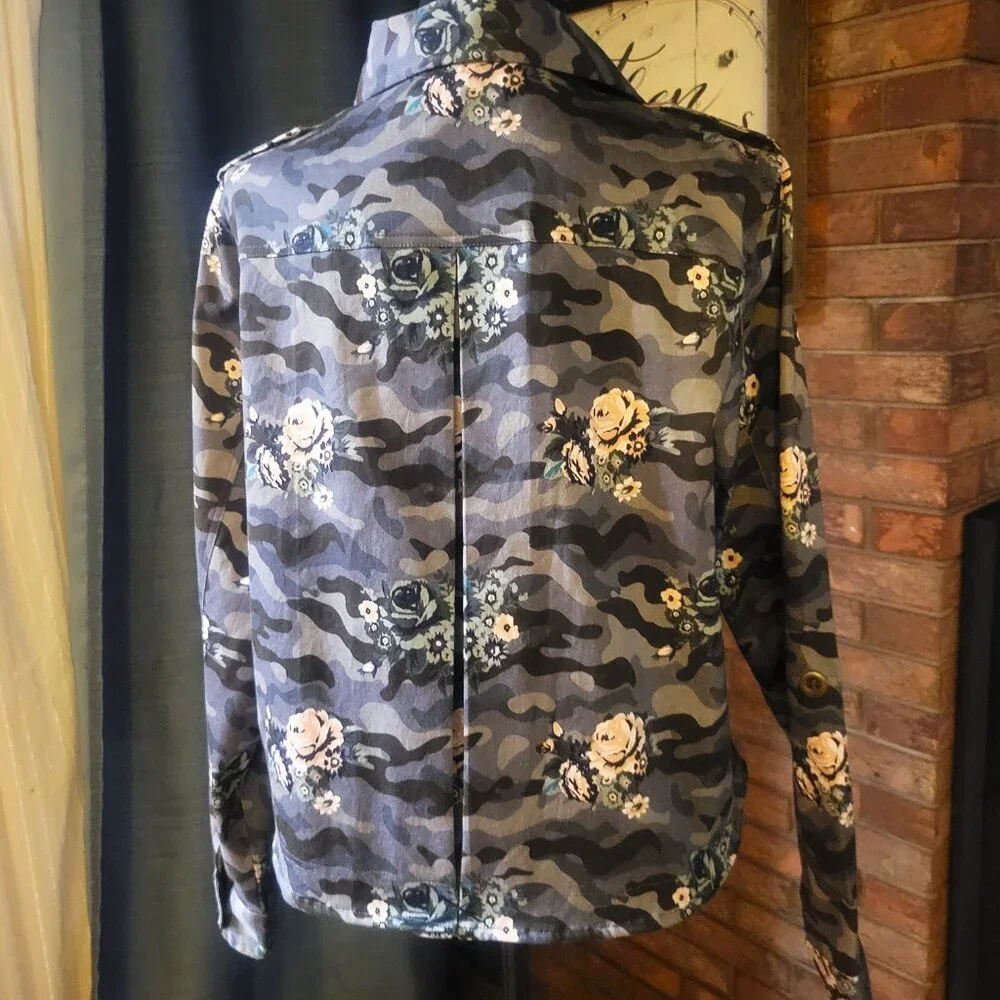 NWOT Montana Co Floral/Camo in Greens/Cream Cropped Front Jacket - Size L